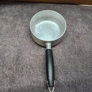 Wear-ever small pot 77 1/2 handle has a crack, see pics shlf